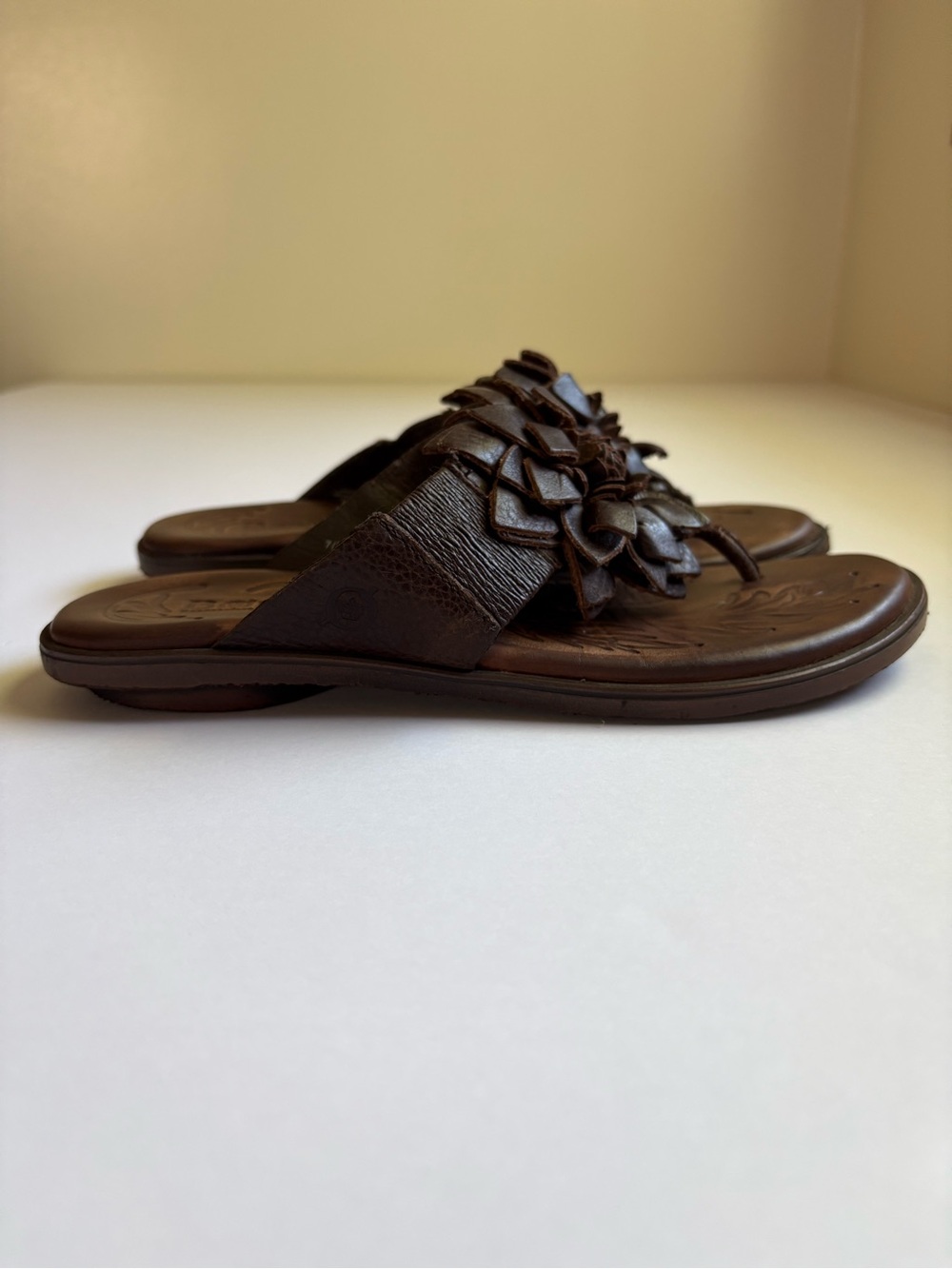 Born Astrid Handcrafted Brown Leather 3D Embellished Flower Sandal Size 7 - Picture 2 of 12